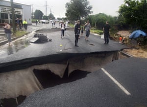 Floods in Australia: Local residents inspect a road that collapsed after floods in Toowoomba 
