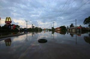 24 hours in pictures: queensland floods 