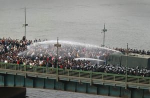 Egypt protests Cairo: Riot police fire water cannons at protestors one Kasr Al Nile Bridge