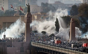 Egypt protests Cairo: Riot police force protestors back across the Kasr Al Nile Bridge