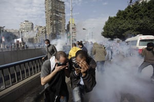 Protests in Egypt: Egyptian anti-government activists run for cover