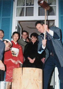Tony Blair pounds steamed rice in a mortar to make the mochi rice cake in Tokyo in 1998