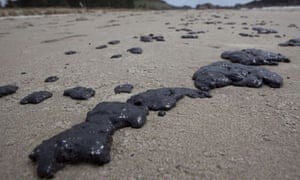new zealand oil spill: Oil from stricken cargo ship the Rena has begun washing up on the beacc