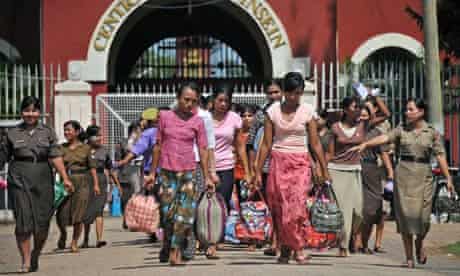 Burmese prisoners walk out of the Insein central prison in Rangoon