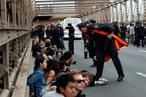 Occupy Wall Street: A police officer leans over to talk to a protester o Brooklyn Bridge
