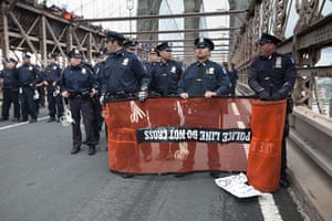 Occupy Wall Street: Police prepare to stop the march over the Brooklyn Bridge