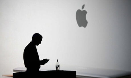 Steve Jobs unveils the Macbook Air in 2008.