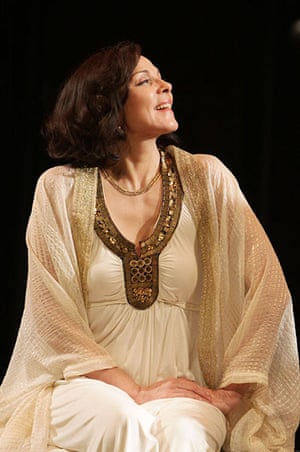 Liverpool Playhouse : Kim Cattrall as Cleopatra 