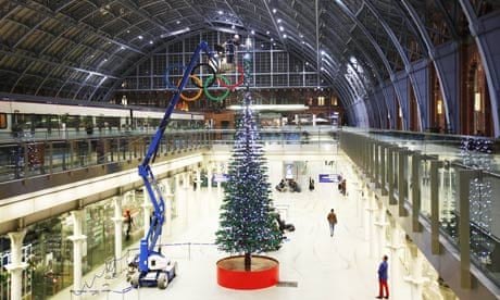 Lego Christmas tree unveiled at St Pancras, London