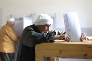 Egypt elections: An old man casts his vote at a polling station in Cairo