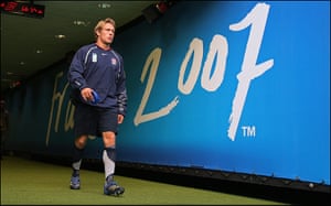 Jonny Wilkinson Retires: Wilkinson walk out of the tunnel as England train ahead of the RWC Final