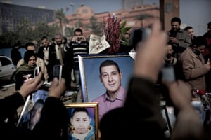 egypt day 21: Egyptians gather in Tahrir Square to mourn victims 