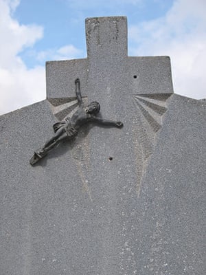 in pictures: broken: headstone in Quaëdypre