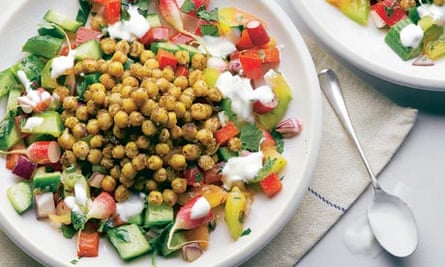 Spiced chickpea with fresh vegetable salad