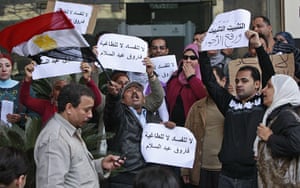 Egypt protests day 16: Egyptian museum workers stage a protest at Supreme Council of Antiquities