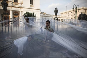 Egypt protests day 16: Anti-government protesters hang plastic sheets to sleep under