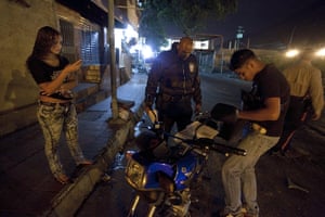 Venezuela Caracas : Caracas, Venezuela. Saturday night police do random stop and search 