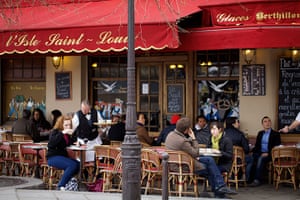 New Europe, France: Cafe on the Iles de la Cite