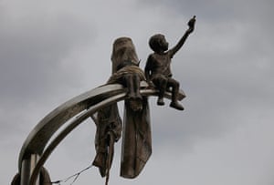 Japan : A statue of two children in Onagawa, Iwate prefecture