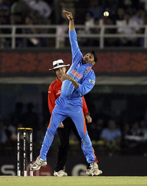 India v Pakistan: India's Singh tries to catch ball off Pakistan's Shafiq 