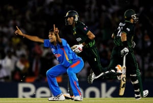 India v Pakistan: Nehra appeals for Gul LBW which is given