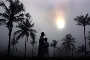 24 hours in pictures: Colombo, Sri Lanka: Children look at the rising sun through the mist