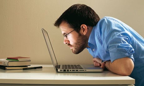 человек внимательно читает документ на экране ноутбука