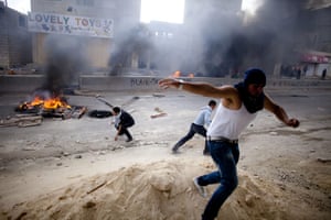 Israel violence: Palestinians set fires and throw stones at Qalandiya checkpoint