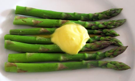 Asparagus with hollandaise sauce