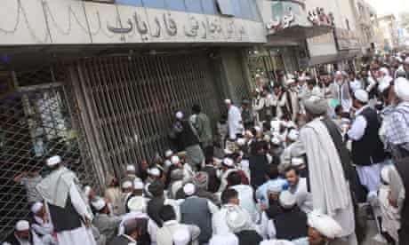 Customers wait outside Kabul Bank, Kabul to empty their accounts as the bank collapsed, Sep 2010.