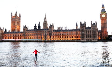 Ejendomsret Fritagelse lustre Trick or feat? Magician Dynamo 'walks across Thames' | London | The Guardian
