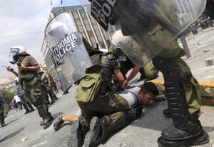 Greek strike day 2: Police detain a protester 