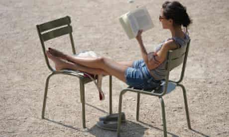 A women reads in a paris heatwave