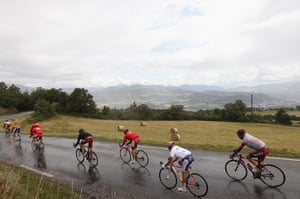Tour de france stage 16: The peloton descends from the Col du Manse