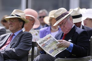 Glorious Goodwood Wed: The sun is out at Goodwood and so are the traditional straw hats