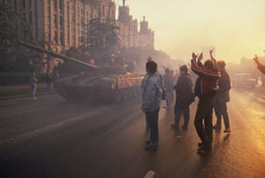 Moscow  coup: Crowds cheer as Russian soldiers pass in tanks following their defection