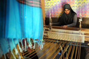 Egyptian Businesses: 23 year old Hoda weaves traditional Ferka hand-woven scarves