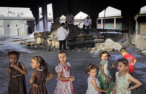 24 Hours: Children in front of a destroyed tank at the vegetable market in Misrata