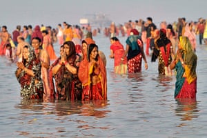 Ganges: Pilgrims offer prayers at the Gangasagar, on Sagar Island