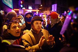 24 hours in pictures: Protestors negotiate with police on University Square in Bucharest