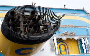 costa concordia: Rescue workers inspect the Costa Concordia cruise ship 
