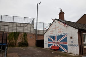 belfast peace walls loyalist road