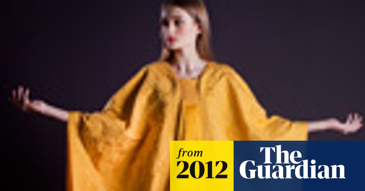 Golden cape made with silk from a million spiders - in pictures | Art and design | The Guardian Golden cape made with silk from a million spiders - in pictures | Art and design | The Guardian
