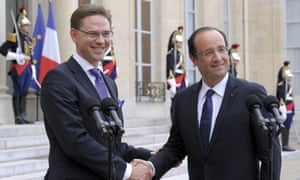 French President Francois Hollande (R) shakes hands with Finnish Prime Minister Jyrki Katainen after a meeting focused on the economic crisis in the euro zone at the Elysee Palace on October 2, 2012 in Paris.