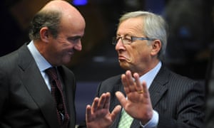 Spanish Finance Minister Luis de Guindos (L) speaks with Luxembourg Prime Minister and President of the Eurogroup Council Jean-Claude Juncker (R) before an European Stability Mechanism (ESM) session followed by the Eurogroup Council meeting  on October 08, 2012  in Luxembourg.