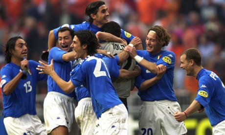 Italy-celebrate-scoring-a-010.jpg