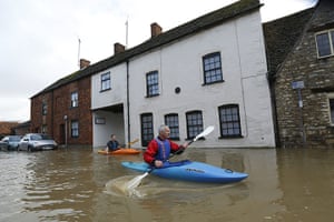 UK flooding: People use canoes to travel through floodwaters in Malmesbury