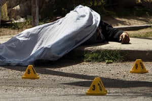 Mexico drug wars gallery: A man lays dead in the street 