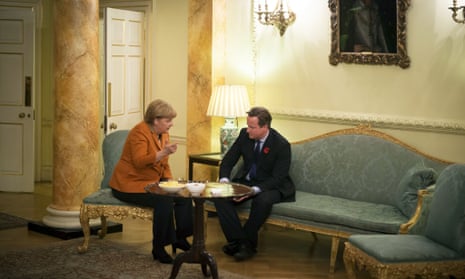 German Chancellor Angela Merkel (L) talks with British Prime Minister David Cameron during a meeting at number 10, Downing Street, central London on November 7, 2012.