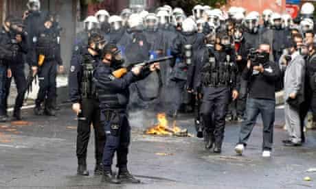 Turkish riot police clash with pro-Kurdish demonstrators